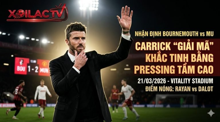 Chân dung Michael Carrick bên đường biên sân Vitality, mặc comple đen, tay đặt lên cằm suy tư, tay còn lại ra hiệu chiến thuật dâng cao đội hình với ánh sáng rim light ngược từ đèn sân.