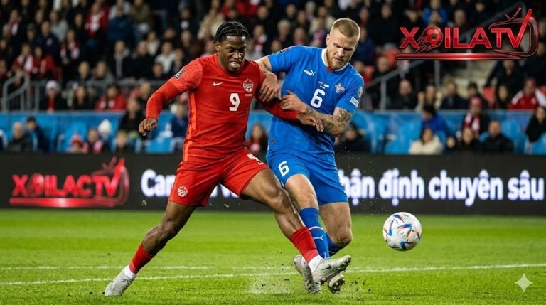 Nhận định Canada vs Iceland: Tiền đạo Jonathan David tranh chấp thể lực quyết liệt với trung vệ Ingason trước vòng cấm.