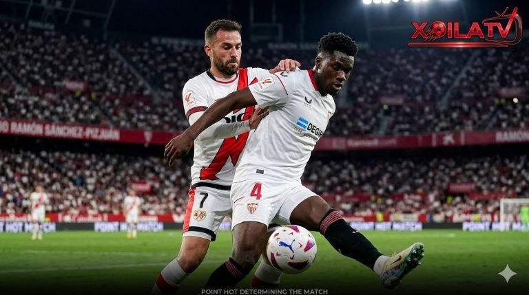Pha tranh chấp bóng kịch tính giữa Lucien Agoumé của Sevilla và Isi Palazón của Rayo Vallecano minh họa cho điểm nóng trung tuyến tại vòng 27 La Liga.