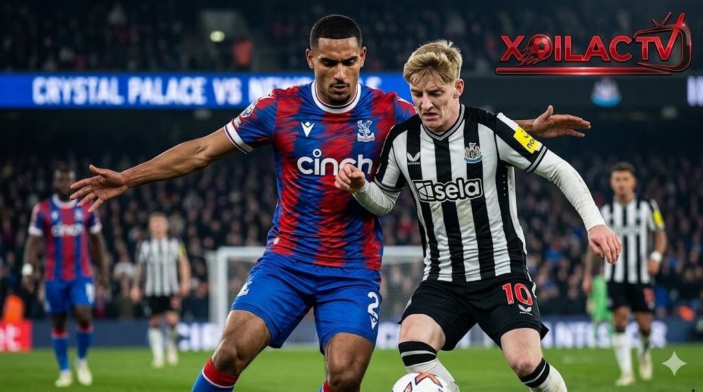 Trận đấu Crystal Palace vs Newcastle: Hậu vệ Maxence Lacroix ngăn chặn Anthony Gordon tại sân Selhurst Park.